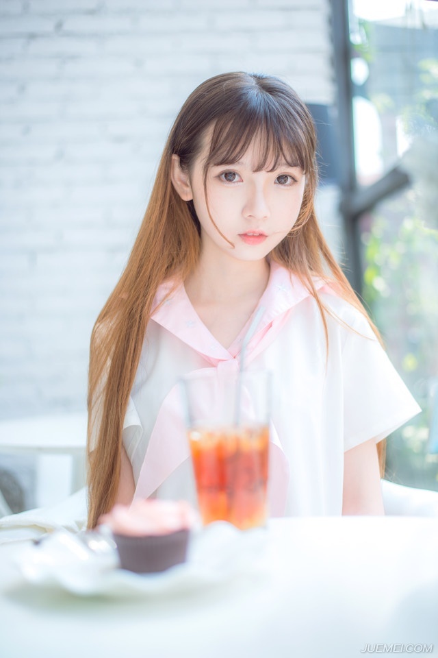 面对人生，与其防守，不如进攻，等待着别人为我们提供意义及价值上的安全感，不如自己去追寻———拿人生去冒险更为合理，就像与其我们等待一个爱人找我们，不如我们主动去找他们。被追求的苦恼在于，追求我们的人，多半不是我们所愿意的，我们可以去追求我们认为理想的人。坐等一切来临更像植物。——韩寒《所有人问所有人》